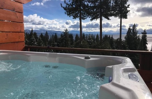 Tahoe Vista Ski Chalet | Eagles Tahoe Chalet Panoramic Lake Views & HotTub