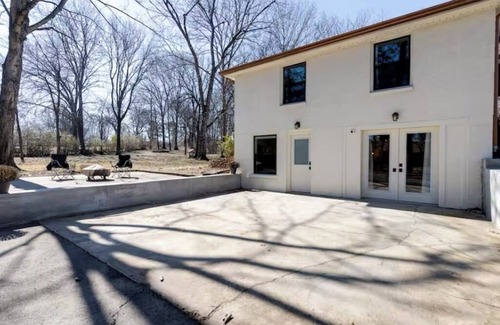 Nashville House | East Nashville's Magnolia: Peaceful oasis close to all the action of the city.