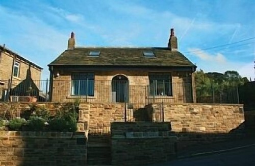 Holmfirth Cottage | Eastholme Cottage, Holmfirth. Short walk to village centre in lovely setting