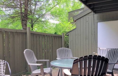 Bromley Mountain Condo | Easy access to Plaza trail from this Bromley Birches condo