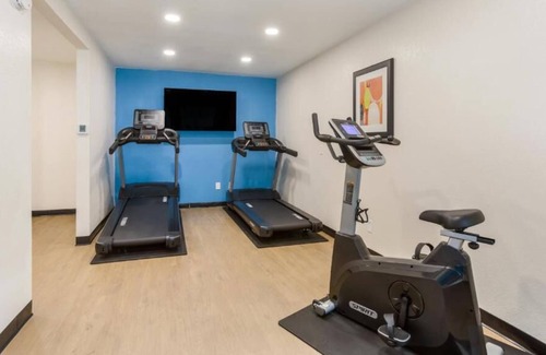 Merry Oaks House | Easy Airport & Downtown Access! 3 Comfortable Units, Free Breakfast, Pool