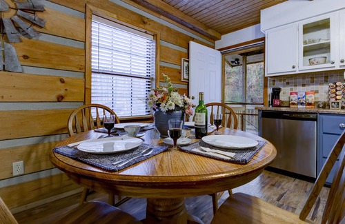 Townsend Cabin | Easy Drive to Log Cabin! Only 7 mins from National Park + Jacuzzi