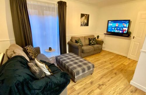 Spalding Apartment | EasyRest Spalding - 4 Beds & Free Parking - Central & Modern Open Plan Apartment - Convenient Location