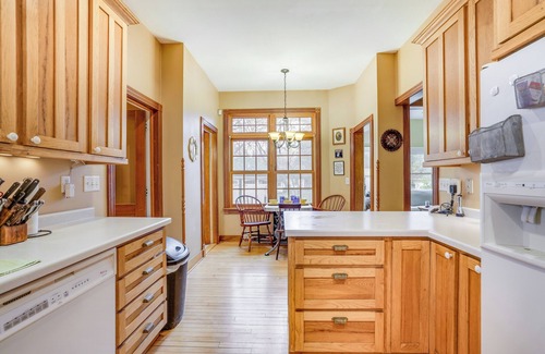 Eau Claire House | Eau Claire Retreat: Close to Campus & Dtwn!