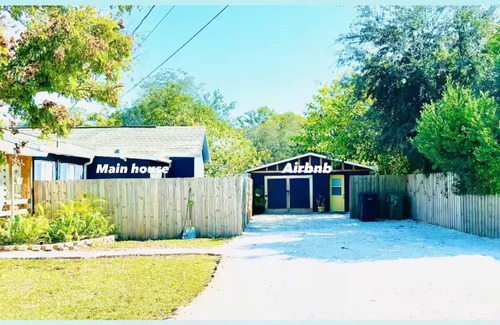 Bearss Plaza Cottage | Eco-Friendly Charming Tampa Cottage - Full Kitchen, Parking, Wifi
