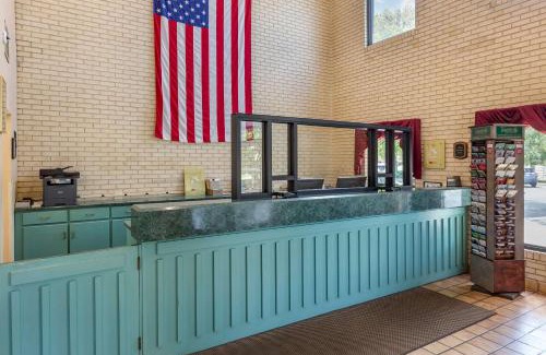 Cape Fear Cabin | Econo Lodge Fayetteville I-95