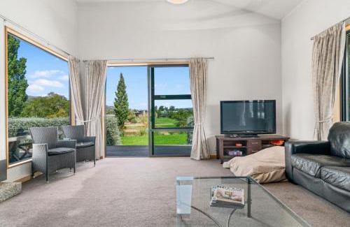 Lowburn House | Edgewater Escape - Cromwell Holiday Home