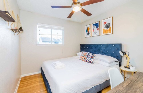 East Riverside - Oltorf Apartment | Efficiency 2BR next to Downtown w Fast WiFi + Pool
