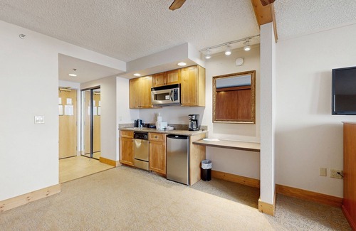 Crested Butte Apartment | Efficient Mountain Escape W/Murphy Bed, Shared Pool, Slope Access & Kitchenette