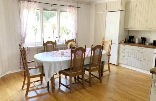 Tierp House | Egen lägenhet i 2-familjshus på landet.