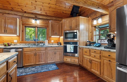 Egg Harbor Cabin | Egg Harbor Log Cabin w Outside Bar and Patio!
