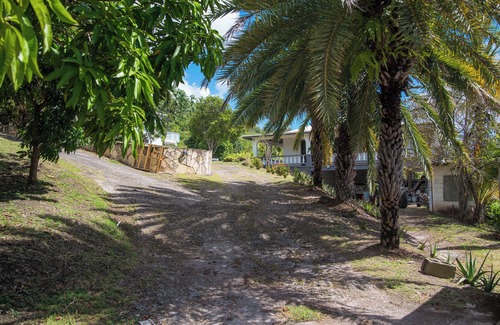 Falmouth House | EGO GUESTHOUSE#2-Breathtaking villa sitting on the hill with lovely Oceanview