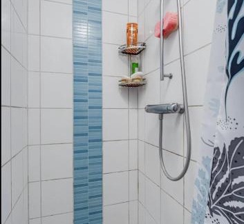 Mora House | Ein großes Haus am Wald mit Bach für 8 Personen