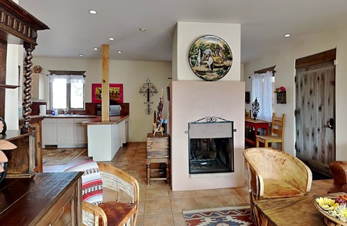 Las Campanas House | El Otro Tierra | Cozy Retreat, Mountain Views + Near Downtown