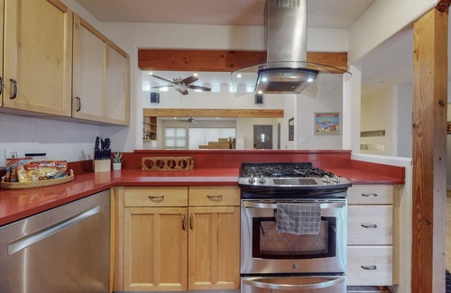 Victory Hills House | El Sol! Near UNM, Nob Hill, Airport and Hospitals!