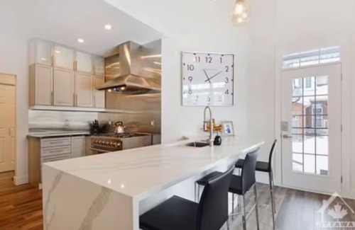 Elmvale - Eastway - Riverview - Riverview Park West House | Elaborate 3 BED | Ottawa General Hospital/CHEO