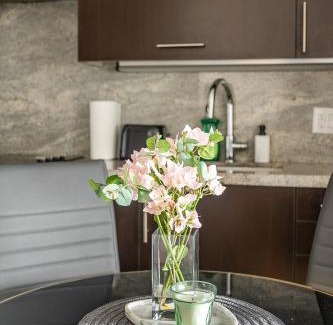 Willowdale Apartment | Elegance In peonies 23 Floor 1Br Free parking