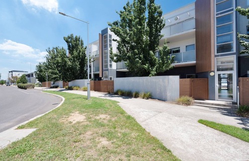Franklin Apartment | Elegant 2-Bed Apartment with Balcony