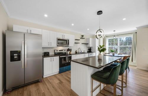 Maple Hill House | Elegant 2 Story Bloomfield 3 Kings 2 Queens