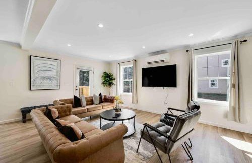 Maple Hill House | Elegant 2 Story Bloomfield 3 Kings 2 Queens