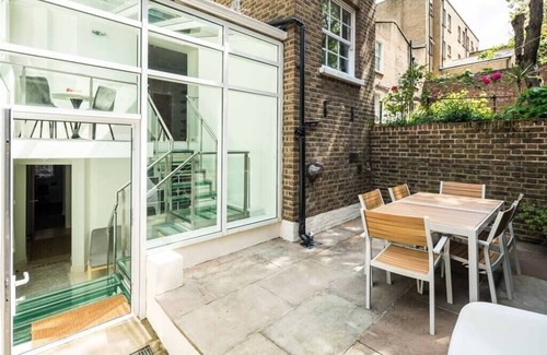 St. Pancras Apartment | Elegant 2BD Duplex with Outdoor Patio/Glass Canopy