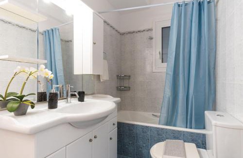 Karpenisi Apartment | Elegant 3 Bdr Apartment City Retreat in Kypseli