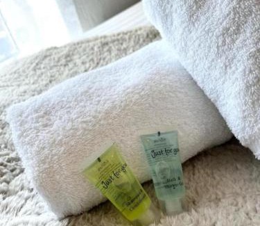 Peterlee House | Elegant 3BR Seaside Stay Walk to Beach Ideal for Families or Groups