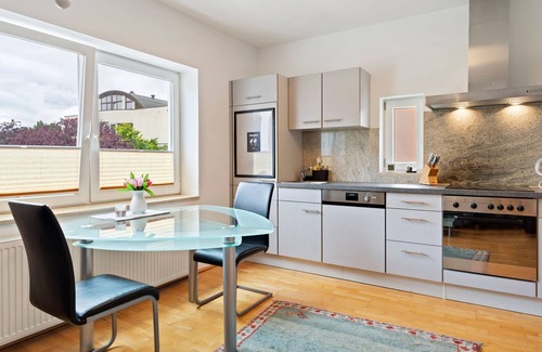 Pradl Apartment | Elegant Apartment in Innsbruck near Golden Roof