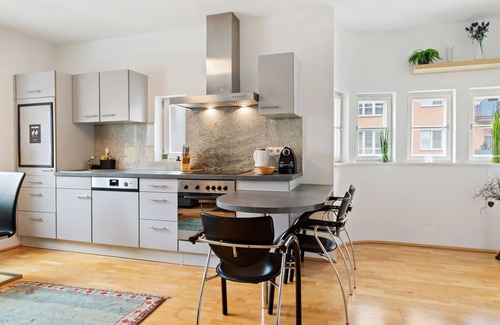 Pradl Apartment | Elegant Apartment in Innsbruck near Golden Roof