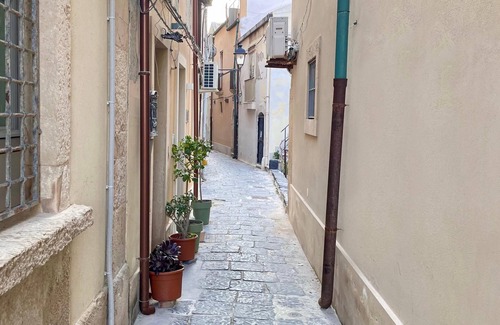 Carrozziere Apartment | Elegant apartment on the Ortigia waterfront, 2 steps from Syracuse Cathedral.