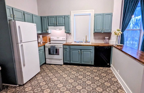 Allentown Apartment | Elegant apartment with free onsite parking