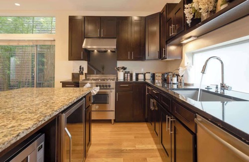 West Woodland Condo | Elegant Ballard 3b 2.5b | Designer Touch & Patio