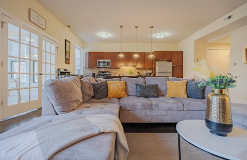 Kenwood Apartment | Elegant Escape 4BR/3BA near UChicago & Obama Home