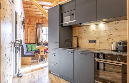 Weisspriach Apartment | Elegant flat with sauna and ski-in/ski-out