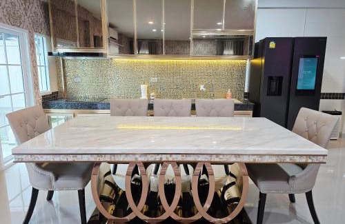 Nonthaburi House | Elegant Home near MRT Central WestGate and Central WestVille 3 to 10 Min Drive