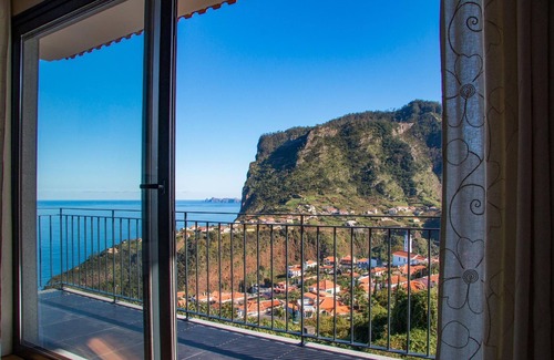 Faial House | Elegant house in Santana with garden and barbecue