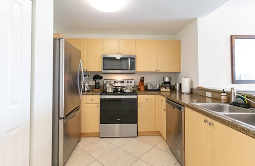 Coral Way Condo | Elegant, King Bed,Parking,Wifi, Self check in