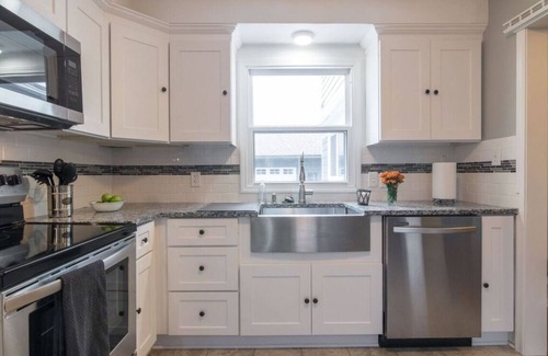Royal Oak House | Elegant Large Home with Modern Amenities for 8 in N. Royal Oak near Birmingham!