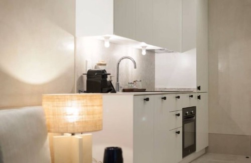 Huertas Apartment | Elegant Neptuno-cortes Apartment for 2 People
