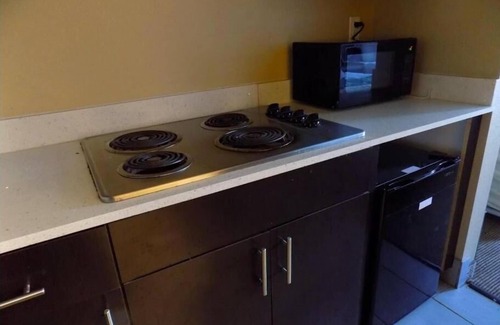 Moulton Hotel | Elegant Room Near Bryan’s Treat With Kitchenette, Free Breakfast And Parking