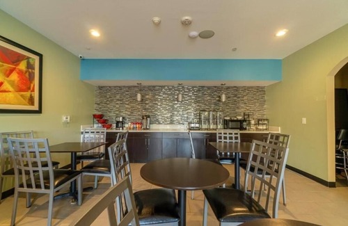 Moulton Hotel | Elegant Room Near Bryan’s Treat With Kitchenette, Free Breakfast And Parking