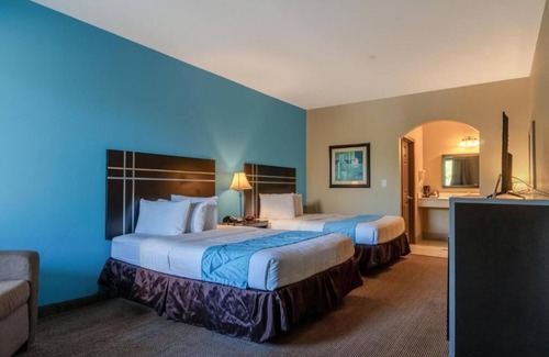 Moulton Hotel | Elegant Room Near Bryan’s Treat With Kitchenette, Free Breakfast And Parking