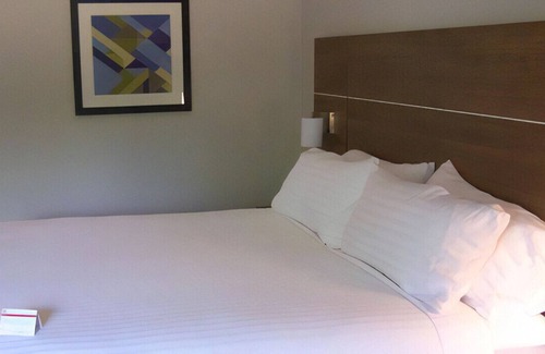New Albany House | Elegant Room Near Local Attractions Free Wi-Fi