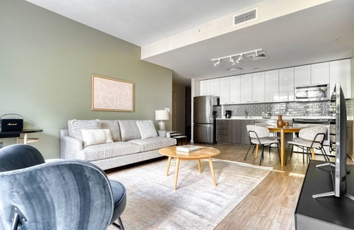 Downtown San Jose Apartment | Elegant San Jose 1BR w/Gym, Roof & W/D, nr highways, by Blueground