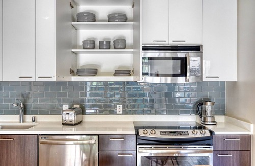 Downtown San Jose Apartment | Elegant San Jose 1BR w/Gym, Roof & W/D, nr highways, by Blueground