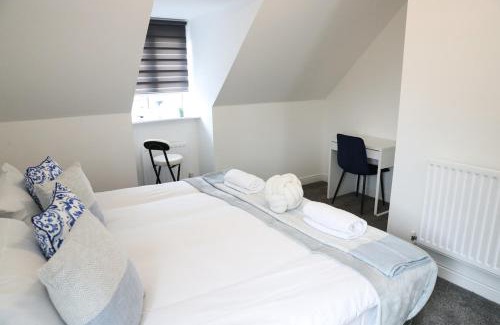 Langley Marish Apartment | Elegant & Serene 3-BR Retreat Minutes from Heathrow Airport-London- Slough central-Legoland-Ascot-Windsor for Contractors-Families-Relocators-Businesses