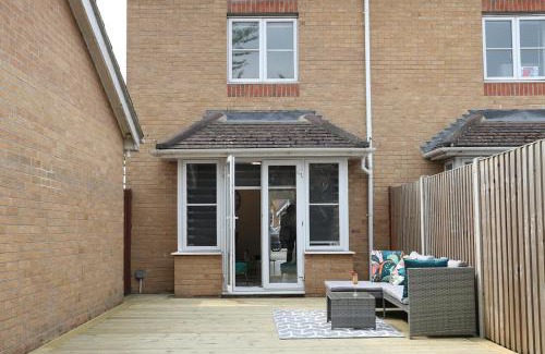 Langley Marish Apartment | Elegant & Serene 3-BR Retreat Minutes from Heathrow Airport-London- Slough central-Legoland-Ascot-Windsor for Contractors-Families-Relocators-Businesses