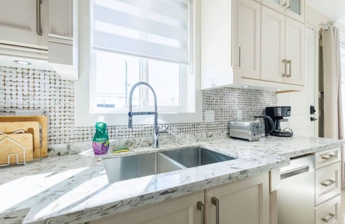 Sunset House | Elegant, Spacious & Bright Gem ~ Balcony ~ Parking