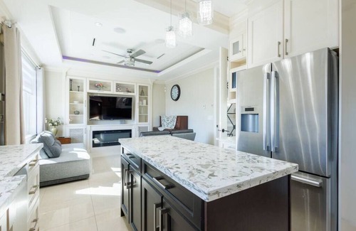 Sunset House | Elegant, Spacious & Bright Gem ~ Balcony ~ Parking