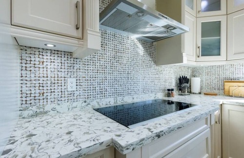 Sunset House | Elegant, Spacious & Bright Gem ~ Balcony ~ Parking